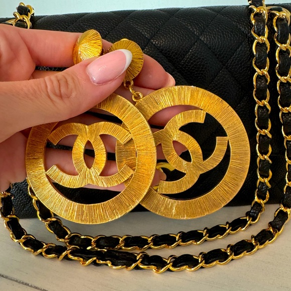 ❗️FINAL PRICE❗️LOT 405 Rihanna favorite 24K gold plated Chanel sunburst earrings - Picture 1 of 17